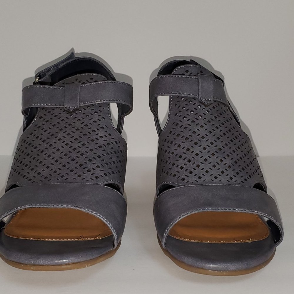 Aria Navy Sandal 10 Wide